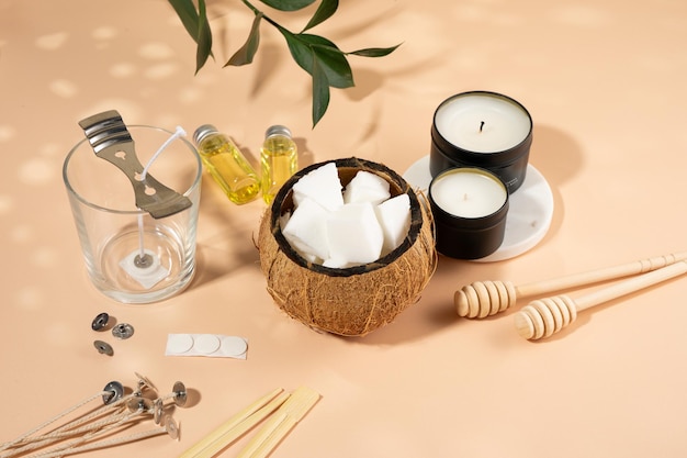 Set per candele di cera di cocco ecologiche naturali fatte in casa stoppino profumo olio aromatico utensili per candelecandele fai da te alla moda per la salute su sfondo beigecopia spazioprodotto vegano crueltyfree