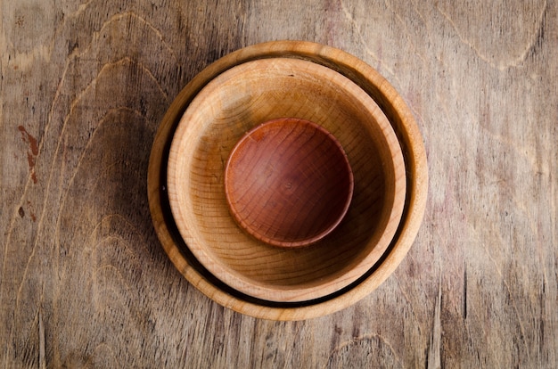 Foto set houten gebruiksvoorwerpen op tafel