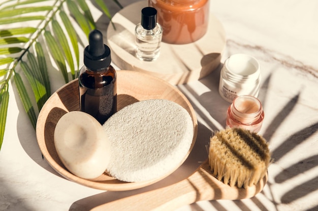 Set huidverzorgings- en wellnessproducten serumfles exfoliatieborstel en zeepcrème en spons