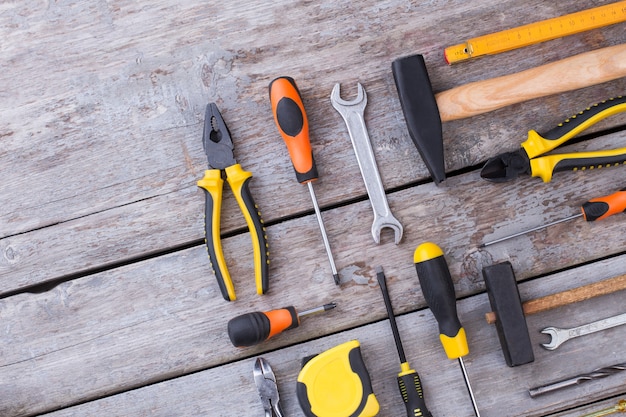 Set hulpmiddelen van de bouw op houten achtergrond