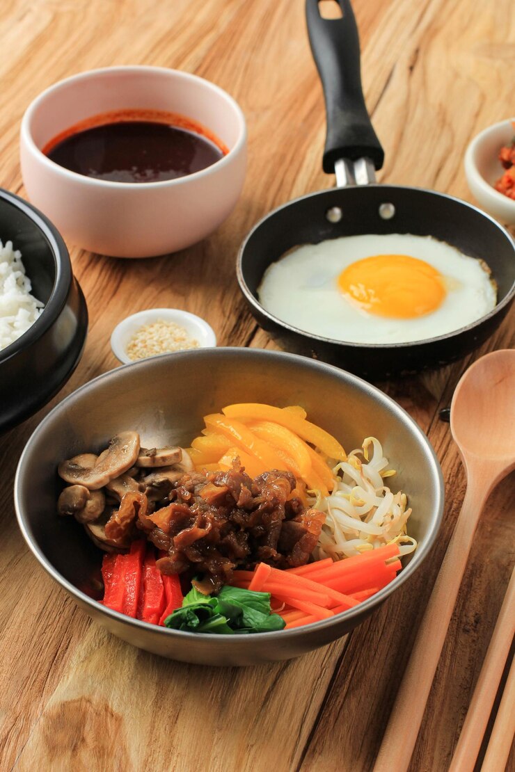 Photo 비빔밥, 한국 전통 요리 혼합 쌀 요리 재료 세트