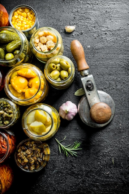 Foto set di barattoli di cibo in salamoia