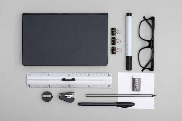 Foto set kantoorartikelen ligt op de tafel, minimalistische set voor werk en studie