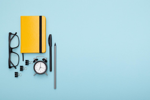 Foto set kantoorartikelen ligt op de tafel, minimalistische set voor werk en studie