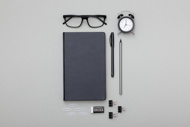 Foto set kantoorartikelen ligt op de tafel, minimalistische set voor werk en studie