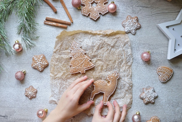 Set kerst peperkoek visgraat en herten op een tafel met nieuwjaarsdecor. kerst bakconcept.