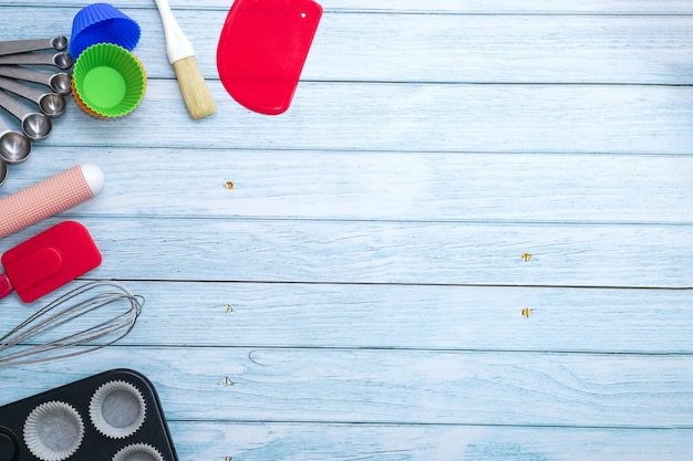 Set keukengerei en ingrediënten op blauwe houten vloer. Materialen apparatuur voor bakkerij.