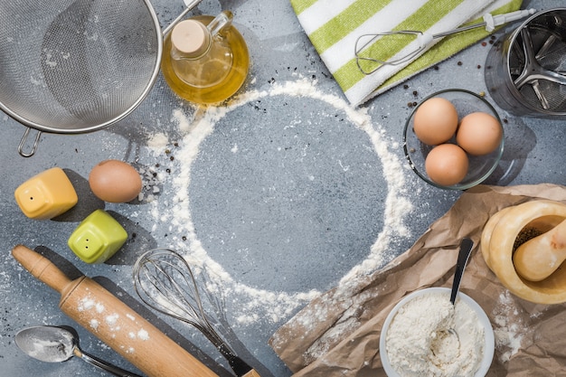 Set keukengerei met producten op grijs-blauwe achtergrond. Masterclasses koken. Kopieer ruimte.