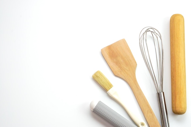 台所用品、木製のめん棒、泡立て器をセットします。ベーカリーの材料または厨房機器。