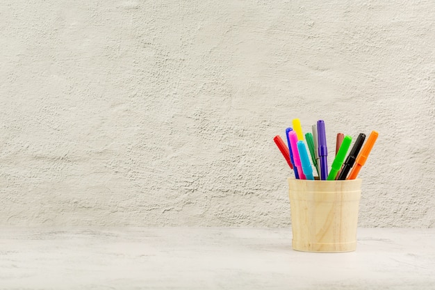 Set kleurpotloden op het bureau. - onderwijs en terug naar school concept.