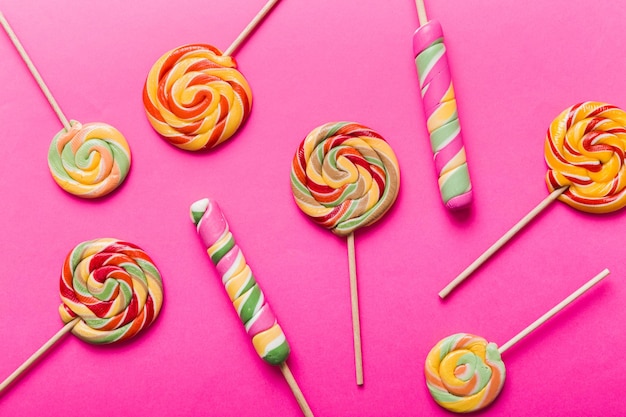 Set kleurrijke lolly's op gekleurde achtergrond Zomerconcept Feest Gelukkige verjaardag of Minimalistisch Concept