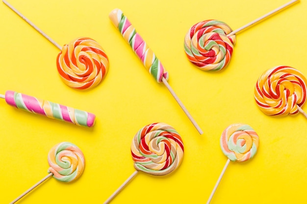 Set kleurrijke lolly's op gekleurde achtergrond Zomerconcept Partij Gelukkige verjaardag of Minimalistisch Concept