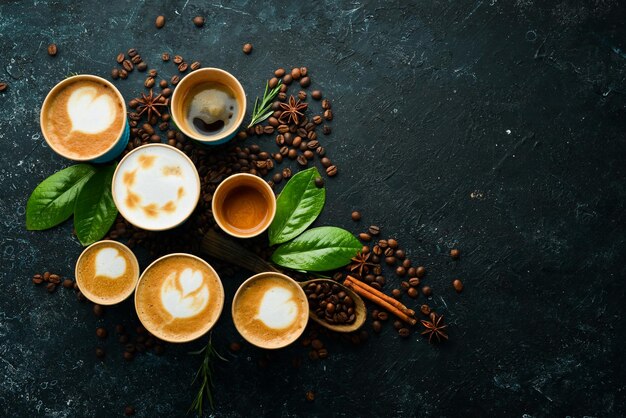 Set koffie drinkt espresso cappuccino latte en Americano op een zwarte stenen achtergrond Bovenaanzicht