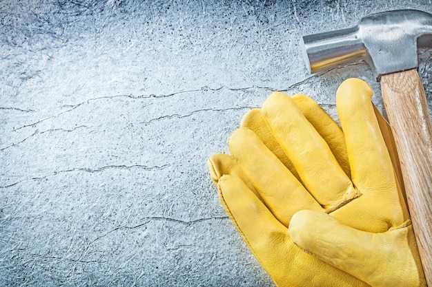 Foto set di guanti di sicurezza in pelle martello da carpentiere su sfondo metallico concetto di costruzione