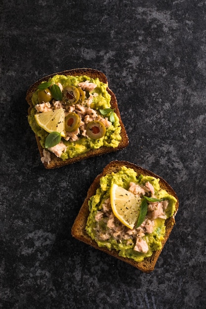 Set Lekkere tonijn toast Italiaanse bruschetta sandwiches met tonijn avocado olijven uit blik Heerlijk ontbijt of snack Bovenaanzicht