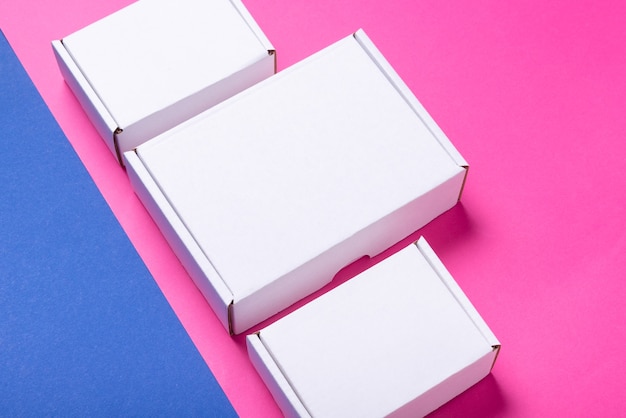 Foto set, sacco di scatola di cartone bianca su sfondo colorato, vista dall'alto