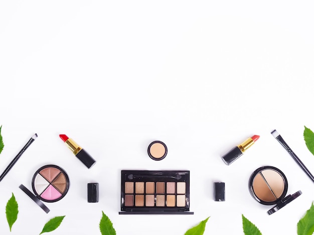 Set make-up cosmetische accessoires op witte achtergrond