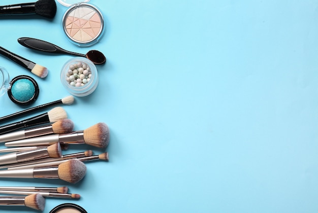 Set make-up kwasten en cosmetica op kleurruimte