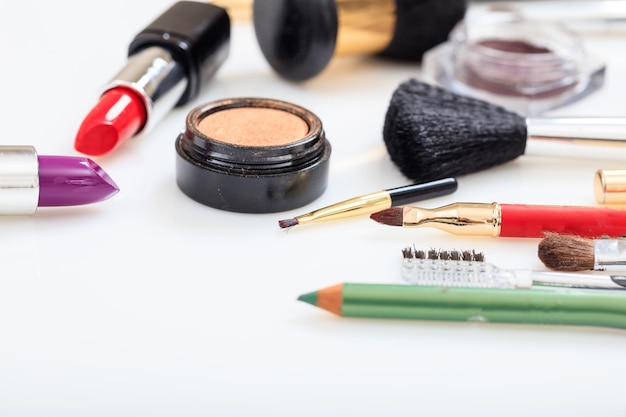 Set make-up tools op witte achtergrond