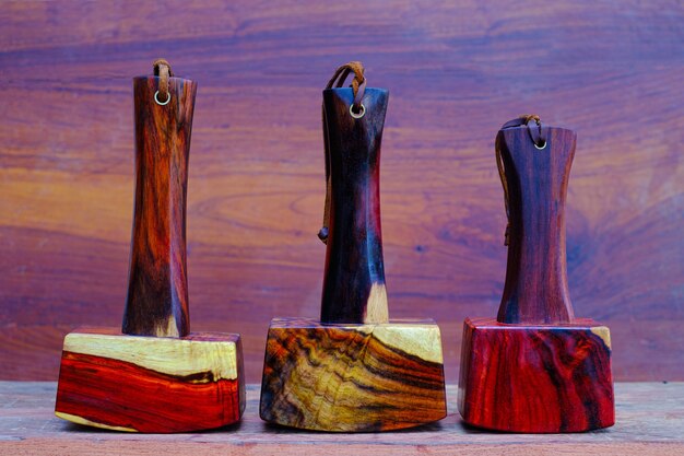 Набор деревянного молотка из палисандра и инструмента ручной работы из Таиланда для использования плотником в мастерской на старом верстаке.