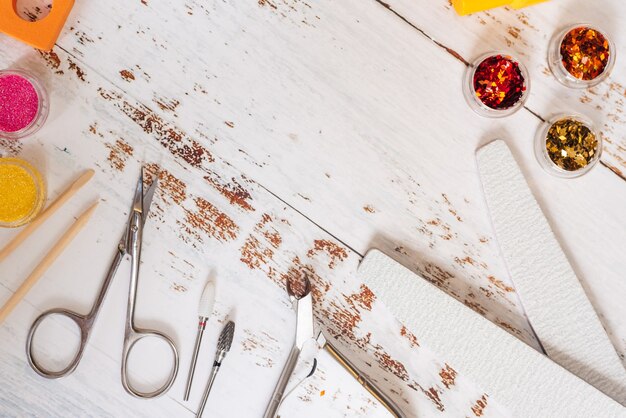 Set manicure tools en nagel poetsmiddelen op een witte houten achtergrond.