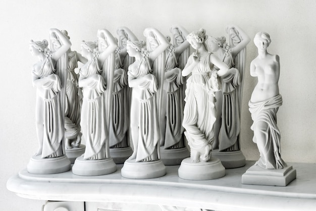 Набор мраморных женских статуэток