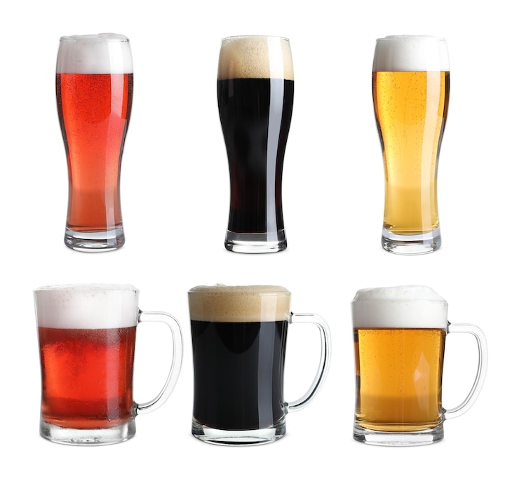 Foto set met glazen koud lekker bier op witte achtergrond