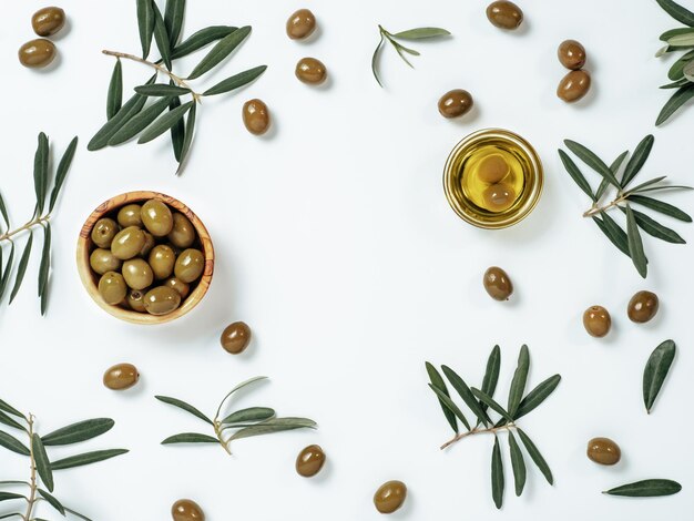 Set met olijven en olijfolie op witte achtergrond