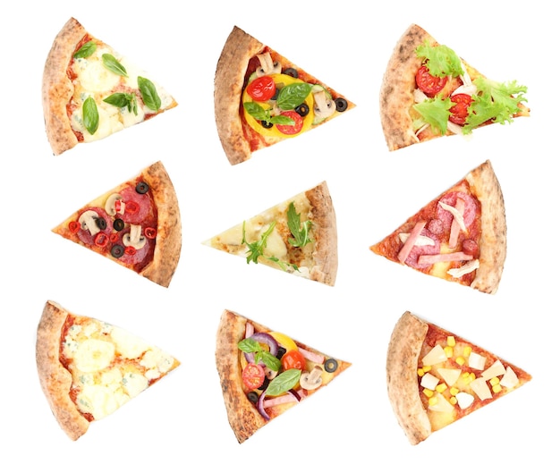 Set met plakjes verschillende pizza's op witte achtergrond bovenaanzicht
