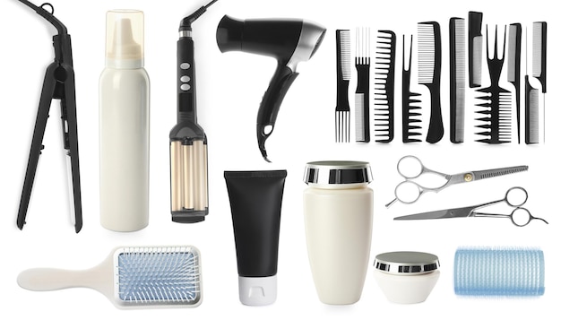 Set met professionele kappershulpmiddelen en cosmetische producten op witte achtergrond