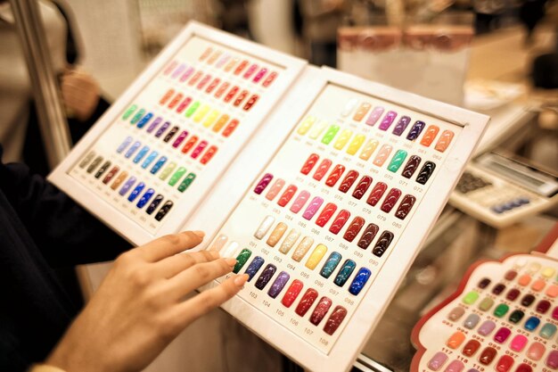 Foto set met verschillende nagellakkleuren op een palet in een cosmetische winkel