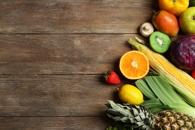 Set met verse groenten en fruit op houten achtergrond