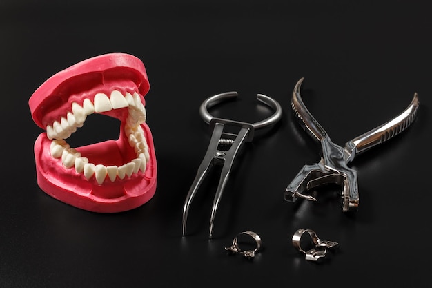 歯の歯科治療のための金属製歯科用器具のセット