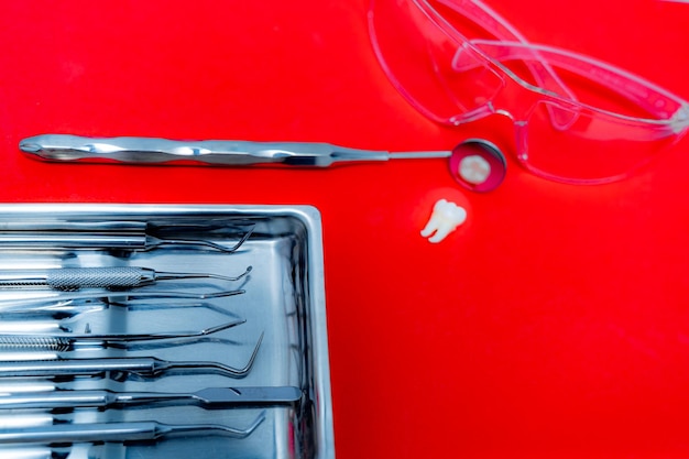 치아 치과 치료에 대 한 금속 의료 장비 도구 세트 구강 개념에 대 한 예술 사진