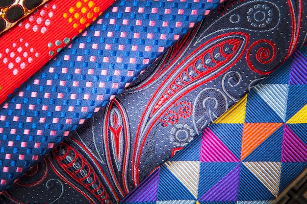 Набор разноцветных мужских галстуков
