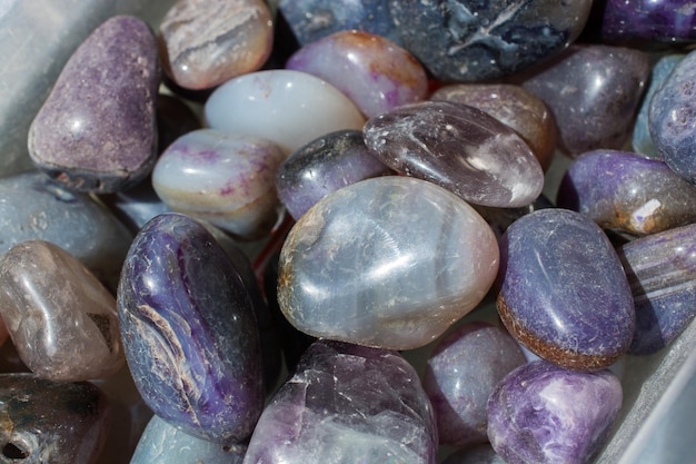 Набор природных минеральных драгоценных камней в поле зрения