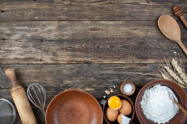 Una serie di prodotti naturali per fare una crostata su fondo in legno