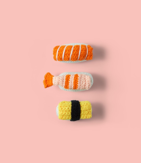 Set nigiri sushi handgemaakt in haakwerk opgesteld en verticaal gecentreerd Amigurumi sushi Bovenaanzicht