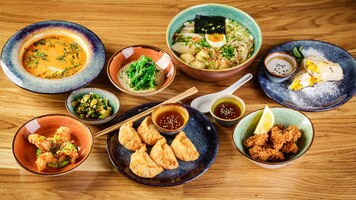 Набор разнообразных паназиатских блюд китайской корейской японской кухни супы пельмени лапша рис