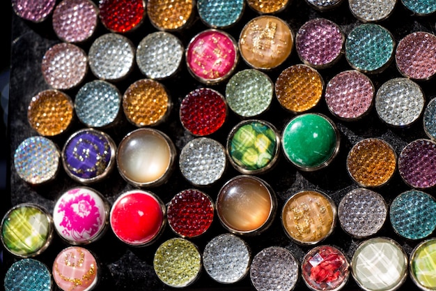 Фото Набор красочных ярких швейных пуговиц