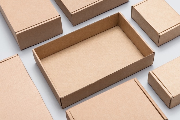 Фото Набор различных картонных коробок на сером фоне, макет, вид сверху