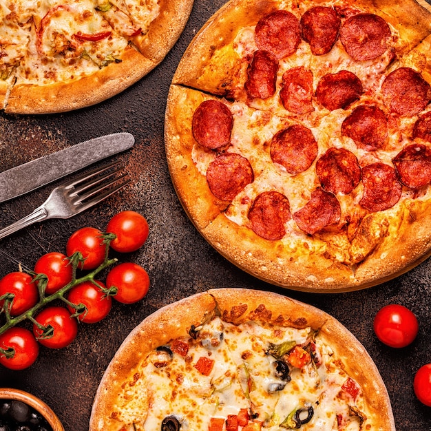 Набор разных пицц пепперони, вегетарианская, курица с овощами