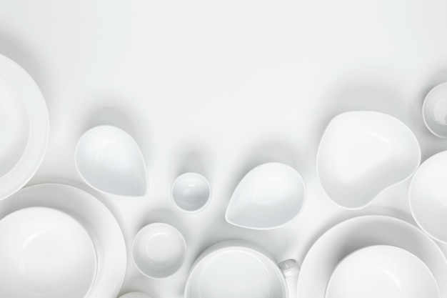 Фото Набор различных чисто белых блюд для дома или ресторана на белом фоне верхний вид плоского пространства для копирования