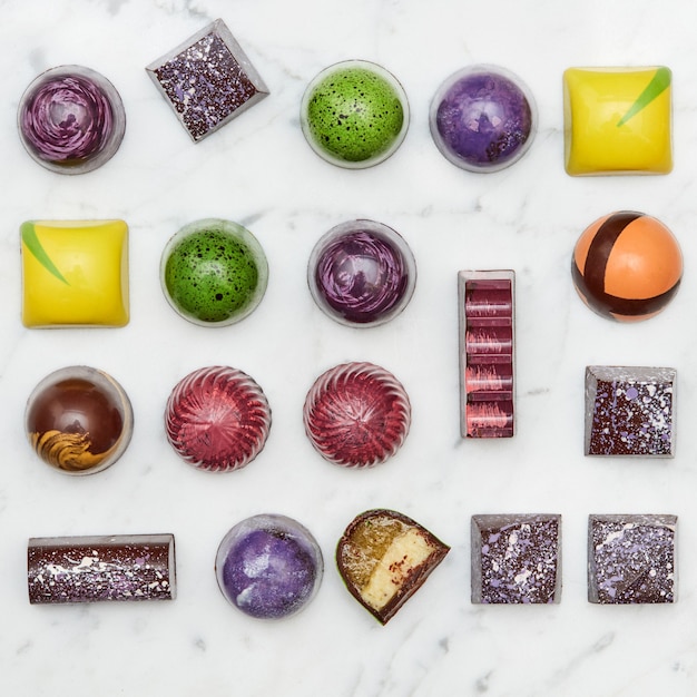 Фото Набор разноцветных конфет вкусно, изолированные