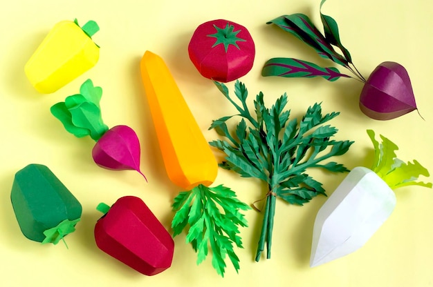 Фото Набор бумажных овощей на желтом фоне