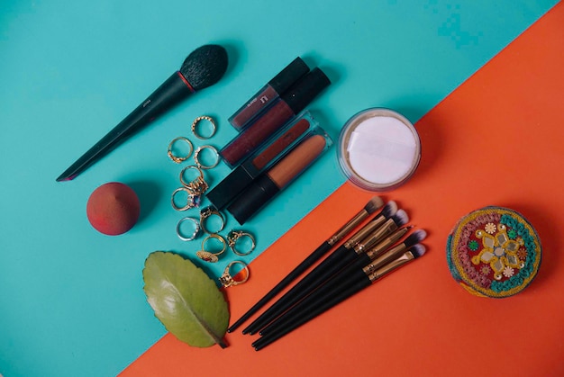 Фото Набор профессиональных щетк для макияжа на оранжево-голубом многоцветном фоне