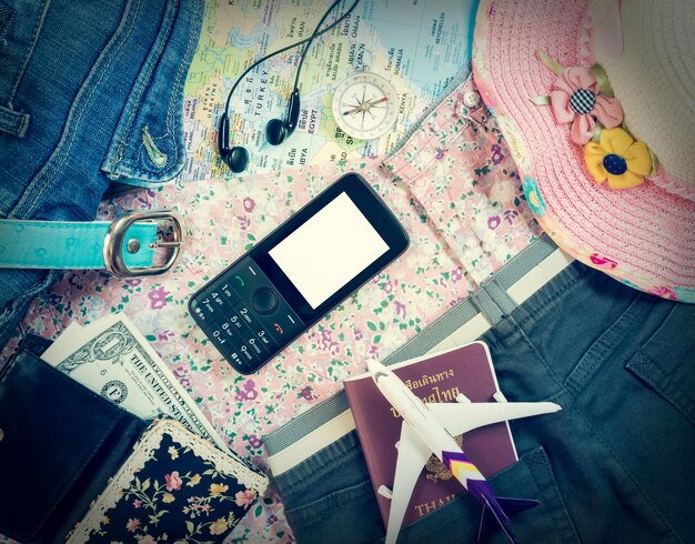 写真 携帯電話の背景で旅行アクセサリーとファッションのセット