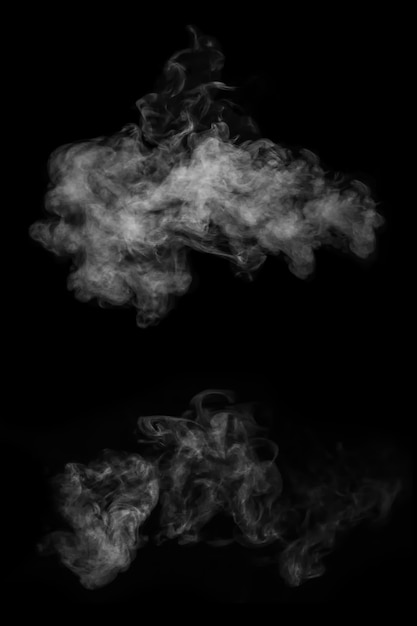 Фото Набор из двух горизонтальных белых горячих паров, изолированных на черном фоне, крупным планом. создавайте мистические фотографии хэллоуина. абстрактный фон, элемент дизайна