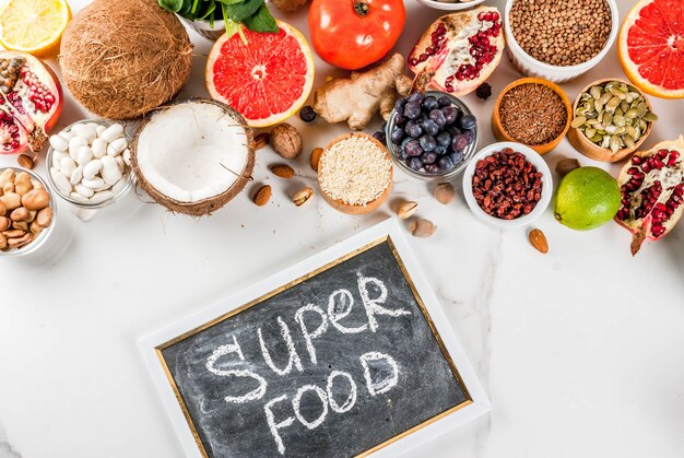 유기농 건강 다이어트 식품, superfoods- 콩, 콩, 견과류, 씨앗, 채소, 과일 및 야채 ... 흰색 배경 복사 공간입니다. 평면도