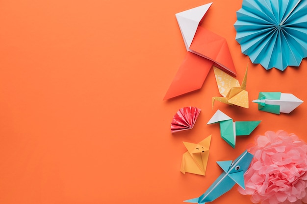 Set di mestiere di arte di carta origami sulla superficie arancione brillante